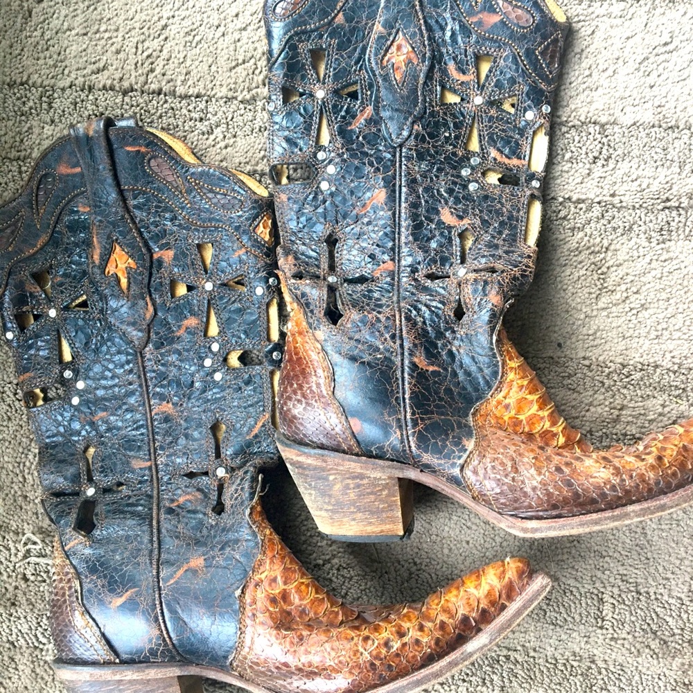 Women’s cowgirl boots. Size 8